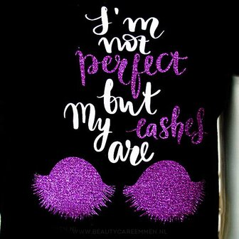 Zwart T-shirt not perfect lashes are paars-wit